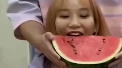 情侣之间吃瓜案例,情侣间的甜蜜“吃瓜”故事