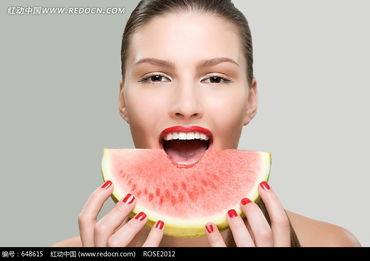 美女野外吃瓜图片,美女与瓜果共度美好时光