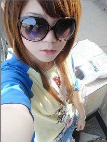 美女戴墨镜吃瓜,夏日风情尽显