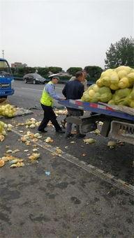 交警处理吃瓜群众,交警巧妙化解吃瓜群众围观事件