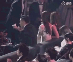 刘烨在路边吃瓜,展现明星接地气一面