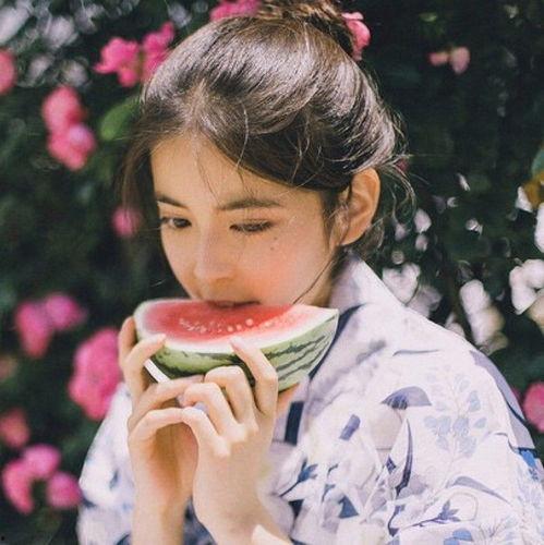 吃瓜吃草少女图片,探寻自然与青春的和谐共鸣